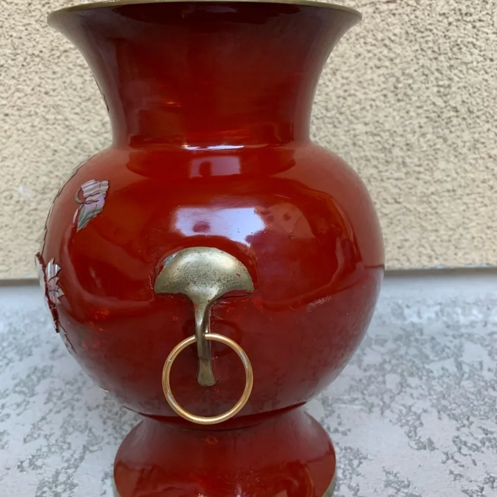 Vase with pearl design